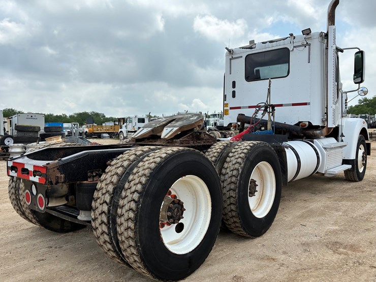 2015-freightliner-coronado-122-sd-image-4