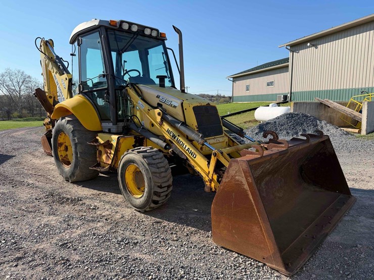 new-holland-b95lr-backhoe-image-3