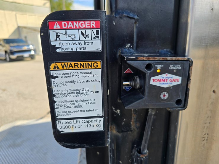 2014-freightliner-m2-106-image-97