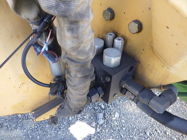 2005-john-deere-7220-image-23