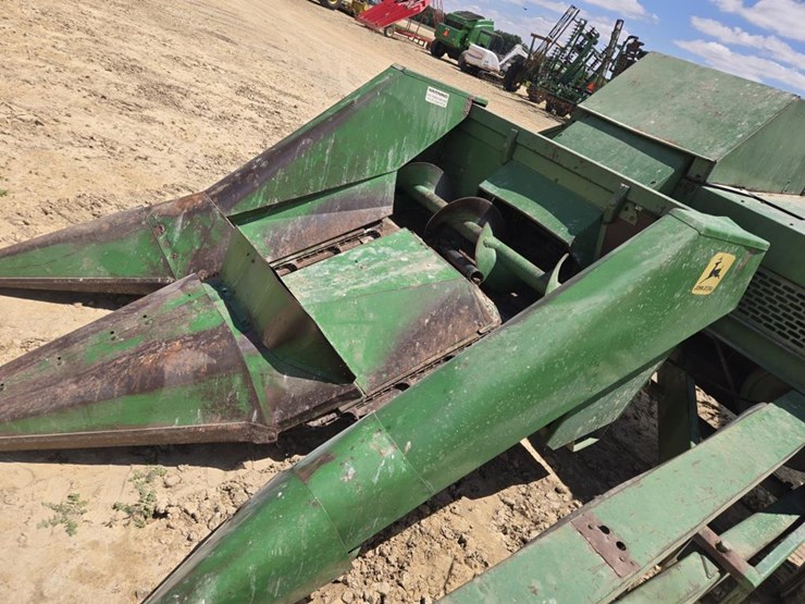 john-deere-300-image-4