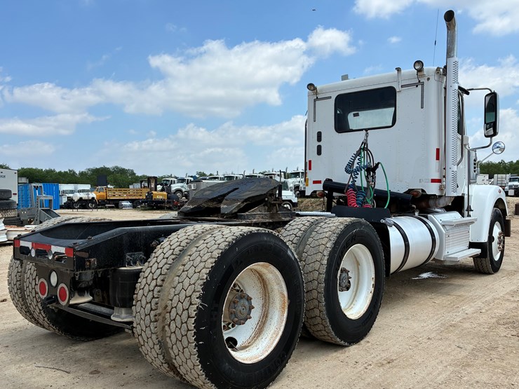 2015-freightliner-coronado-122-sd-image-9