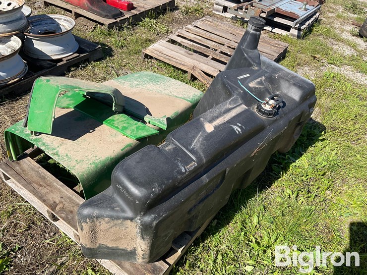 john-deere-tractor-hood-&-fuel-tank-image-3