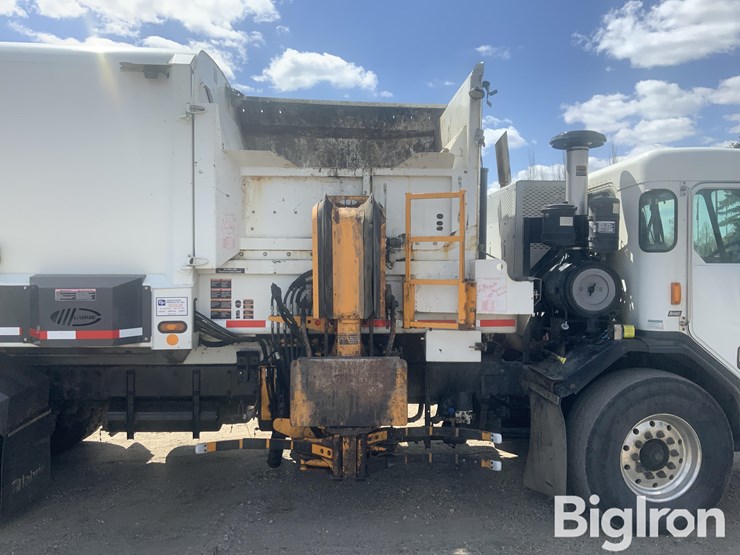 2015-peterbilt-320-image-15
