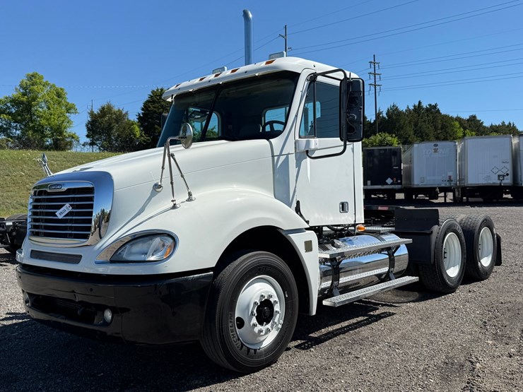 #17-•-freightliner-tandem-axle-road-tractor-image-1