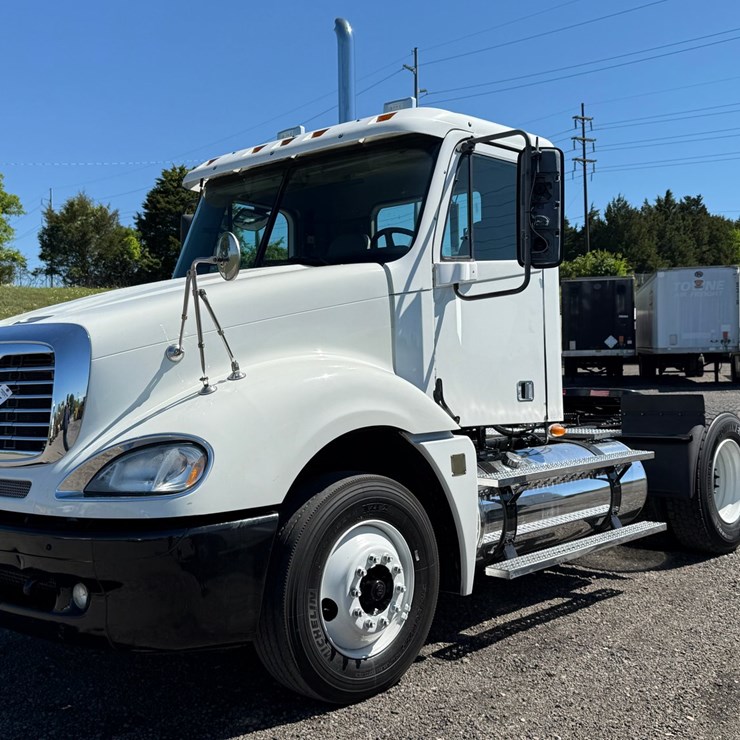 #17 • FREIGHTLINER TANDEM AXLE ROAD TRACTOR