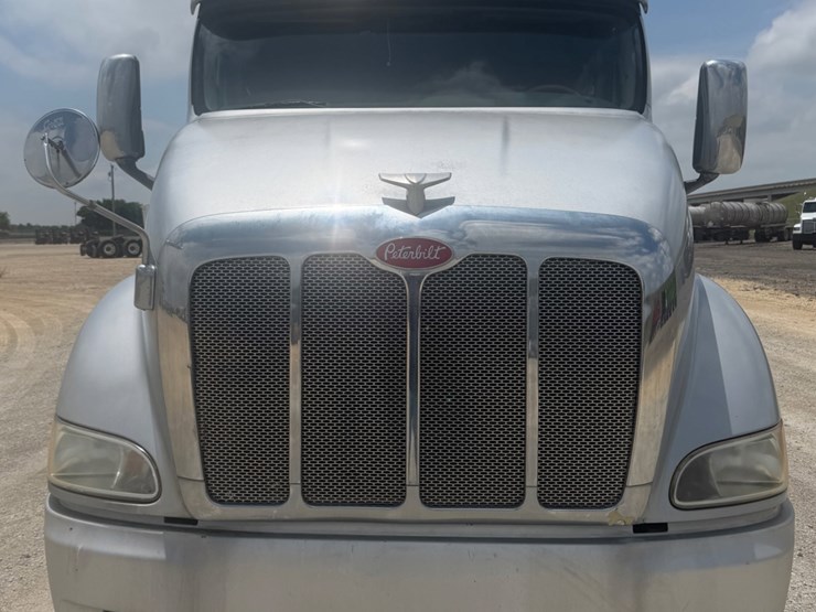 2009-peterbilt-387-image-2
