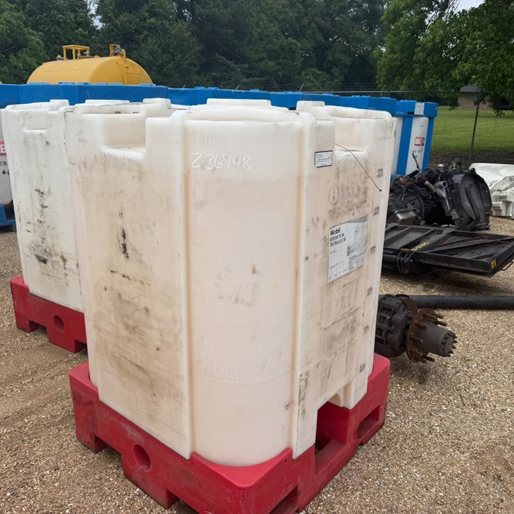#1663 • 330 GALLON PLASTIC STORAGE OIL TANK