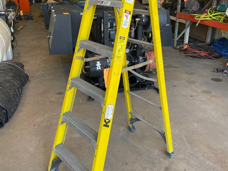 #4589-•-keller-fiberglass-step-ladder-image-1