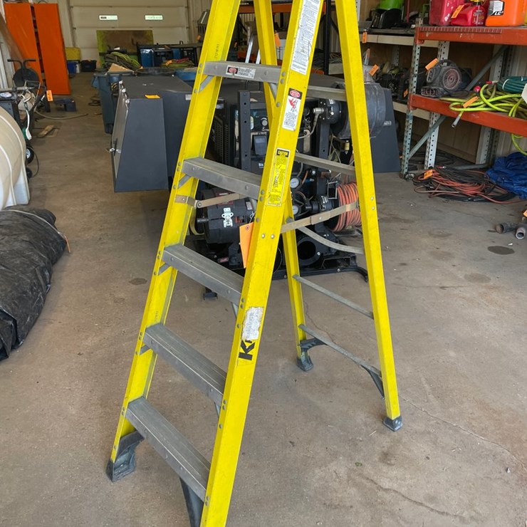 #4589 • Keller Fiberglass Step Ladder