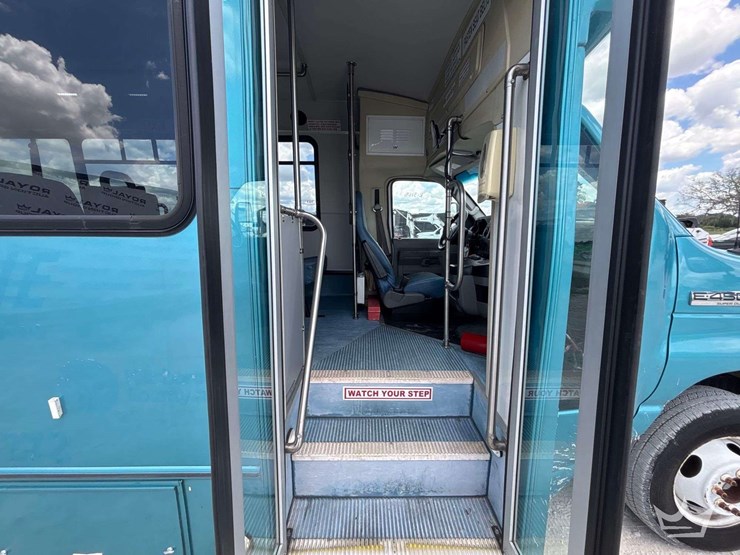 2017-ford-e450-image-12