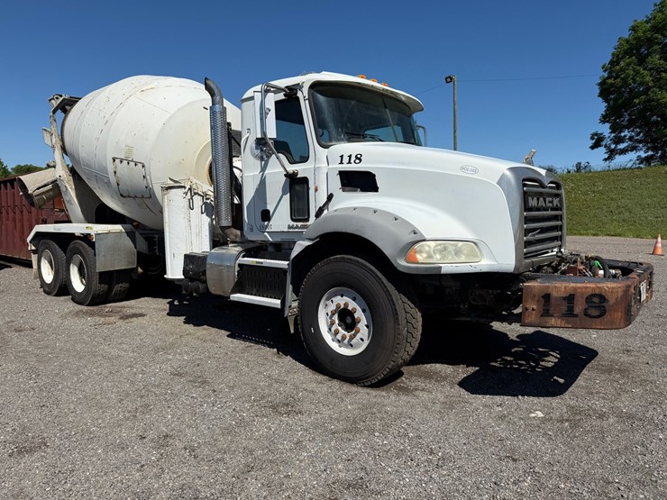 #26-•-2015-mack-tandem-axle-concrete-truck-image-1