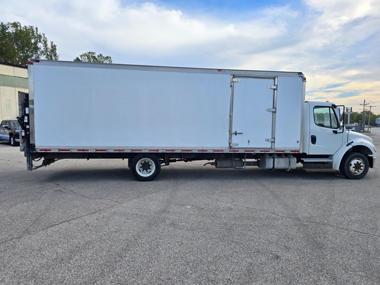 2014-freightliner-m2-106-image-35