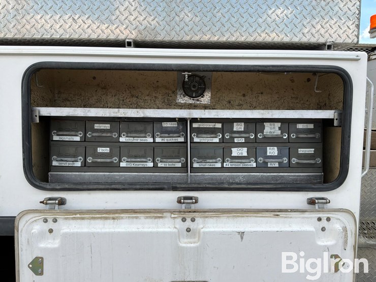 2010-freightliner-m2-106-image-18