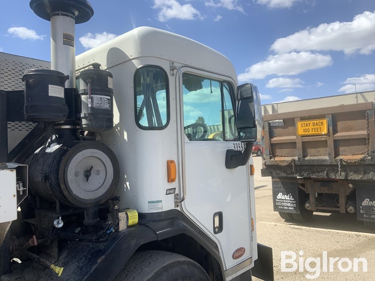 2015-peterbilt-320-image-13