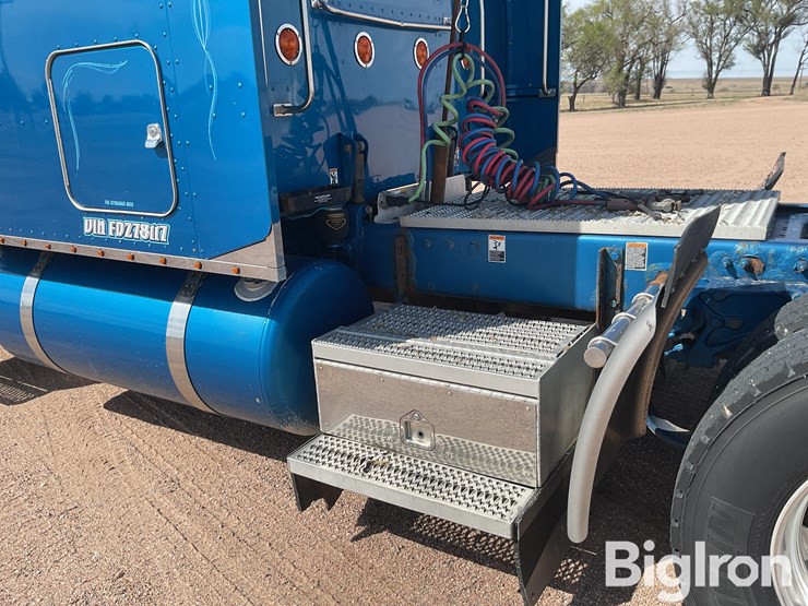 2015-peterbilt-389-image-19