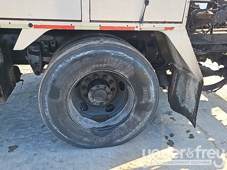 2016-kenworth-t300-image-12