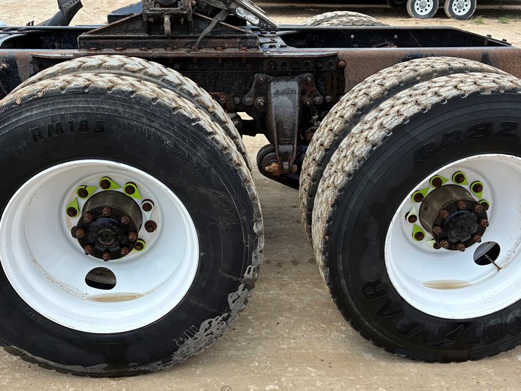 2016-freightliner-coronado-122-sd-image-9