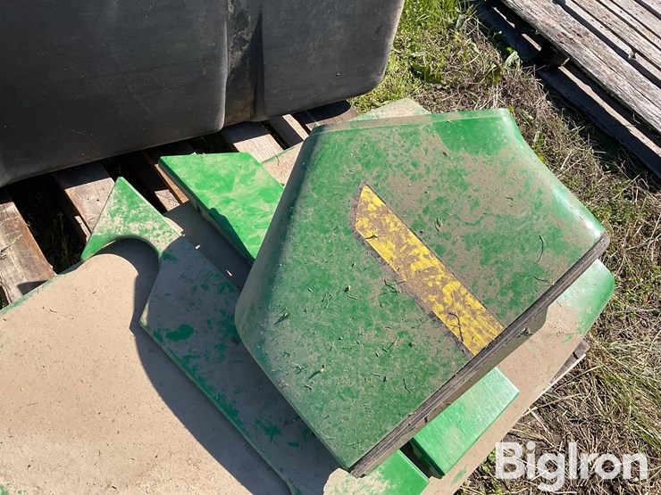 john-deere-tractor-hood-&-fuel-tank-image-11