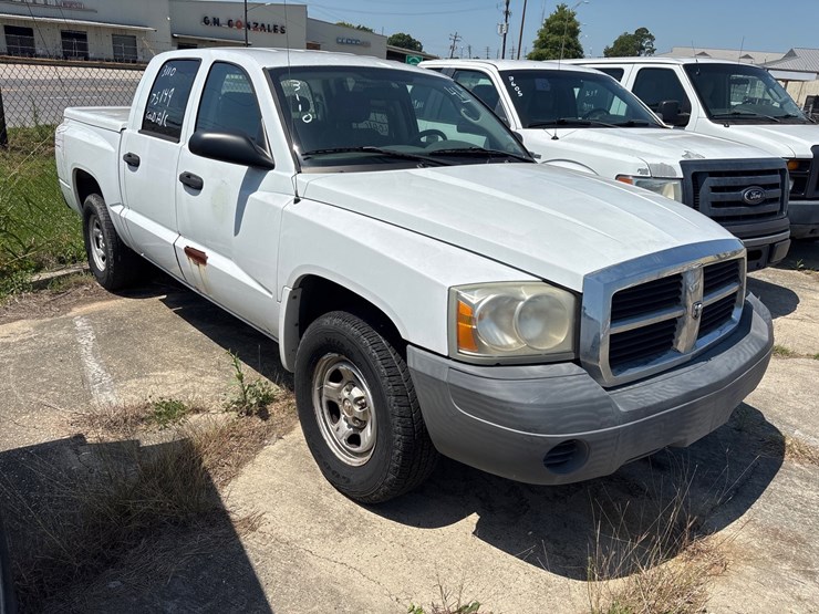 #41-•-2007-dodge-1/2-ton-compact-crew-cab-pickup-truck-image-3
