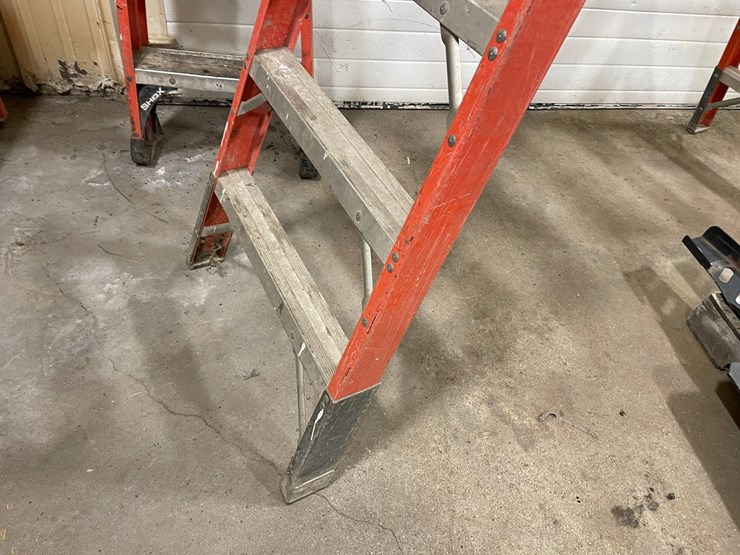 #4586-•-fiberglass-step-ladder-image-4
