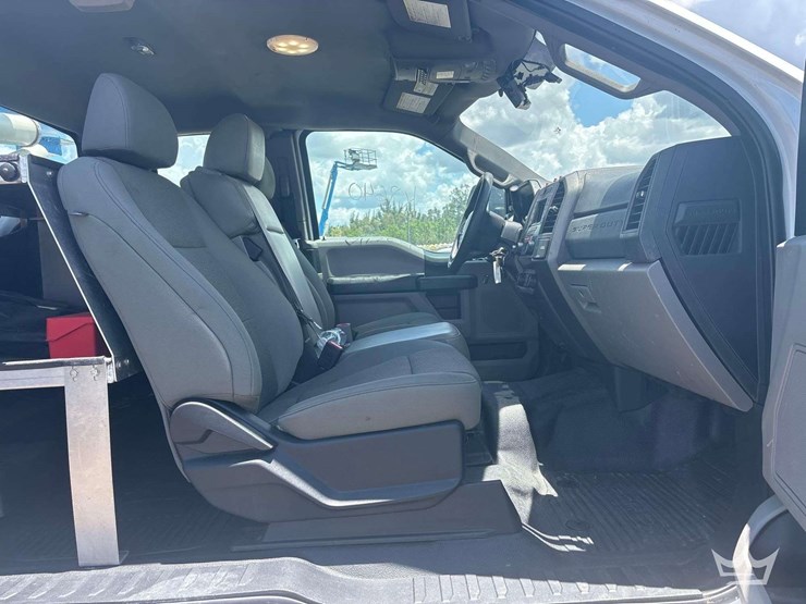 2020-ford-f550-image-32