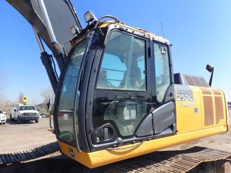2017-deere-250g-lc-image-19