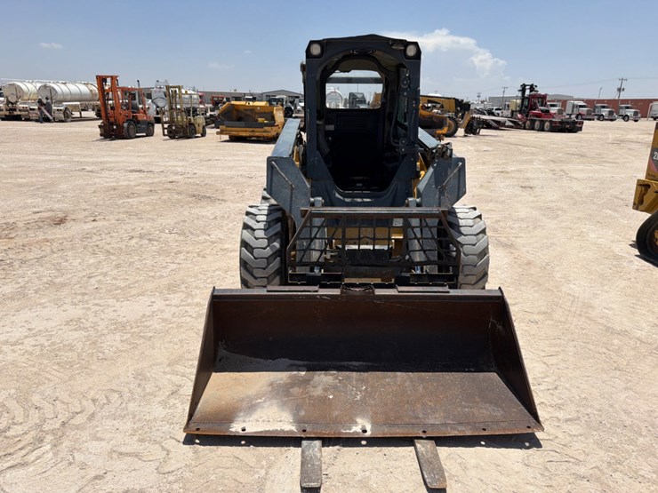 2010-deere-332d-image-2