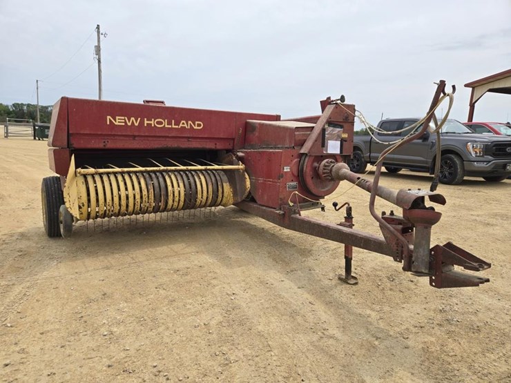 new-holland-320-image-4