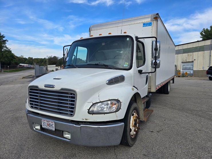 2014-freightliner-m2-106-image-1
