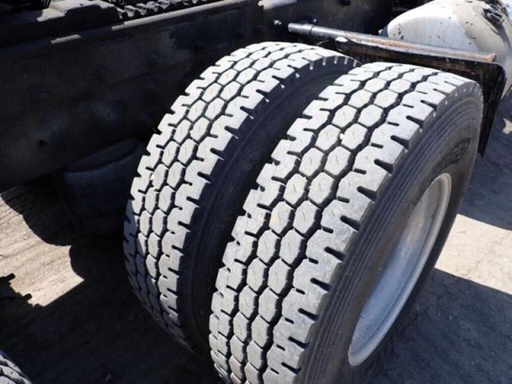 2004-peterbilt-379-image-59