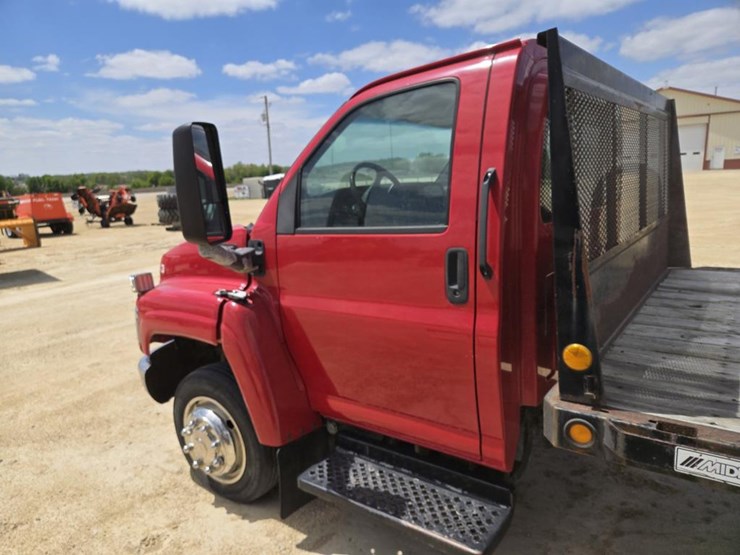 2003-gmc-5500-image-12