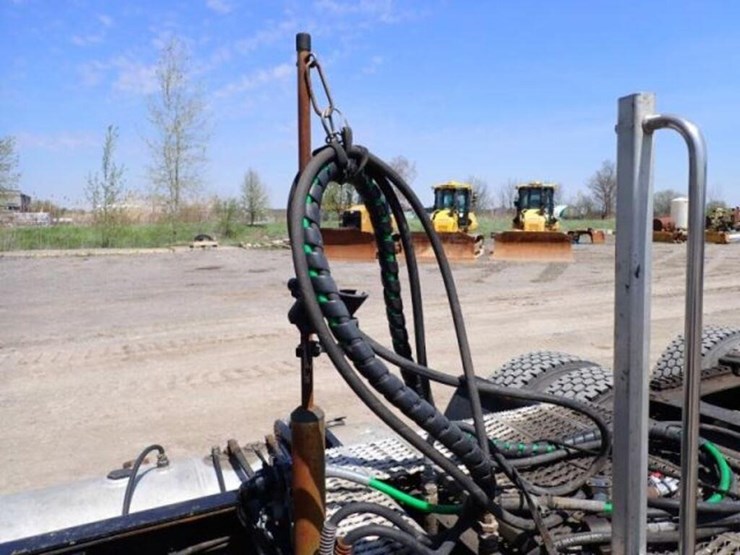 2004-peterbilt-379-image-43