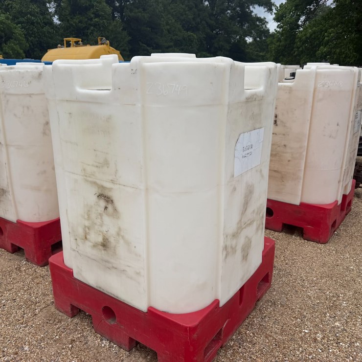 #1662 • 330 GALLON PLASTIC STORAGE OIL TANK