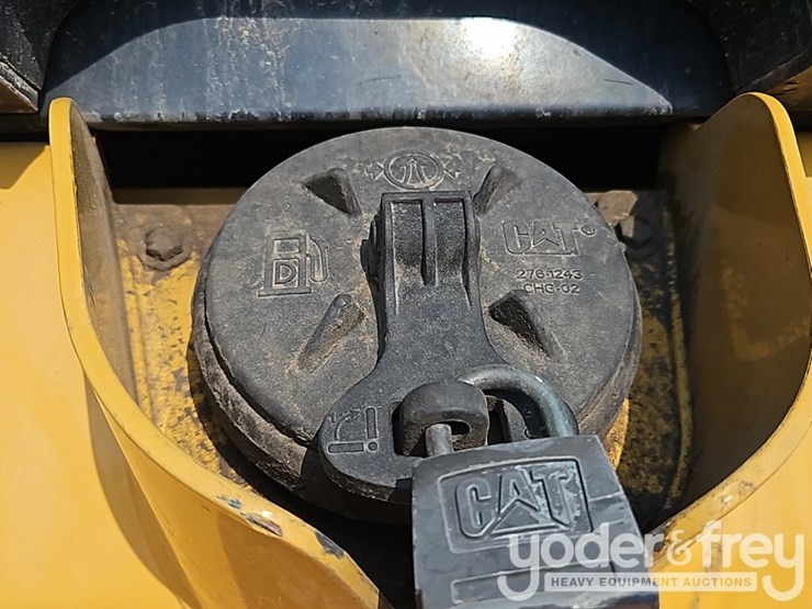 2016-caterpillar-d5k2-lgp-image-23