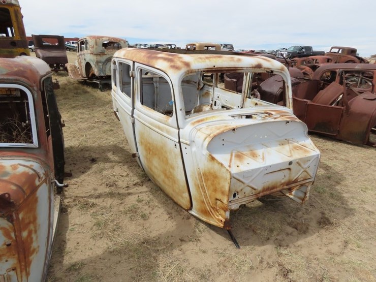1934/5-ford-4dr-sedan-for-rod,-project,-or-parts-image-1