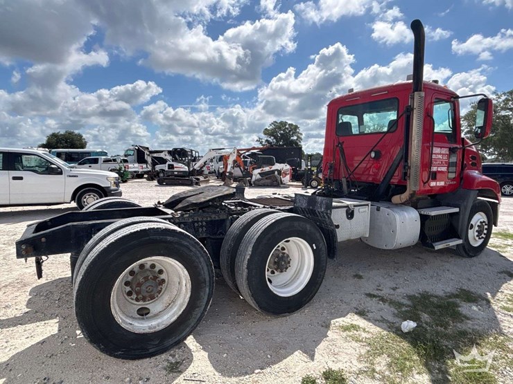 2013-mack-cxu613-t/a-day-cab-truck-tractor-image-3