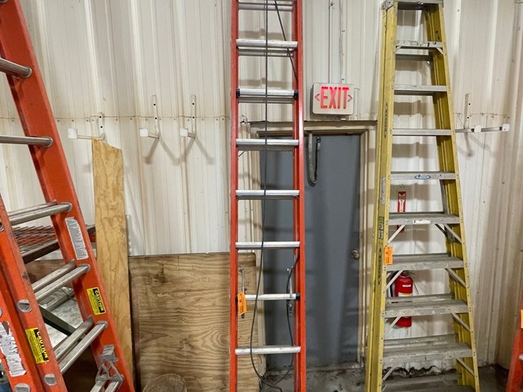 #4582-•-louisville-fiberglass-extension-ladder-image-1