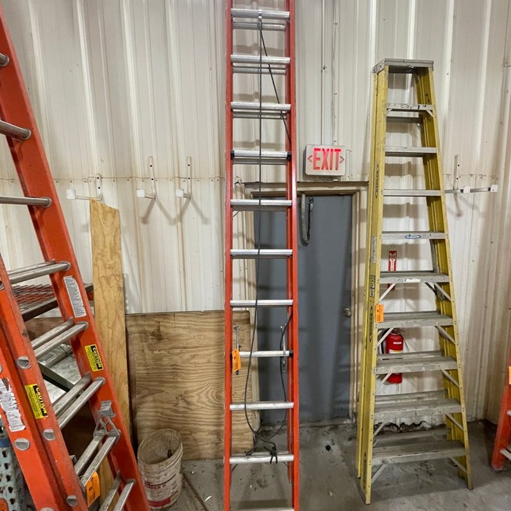 #4582 • Louisville Fiberglass Extension Ladder