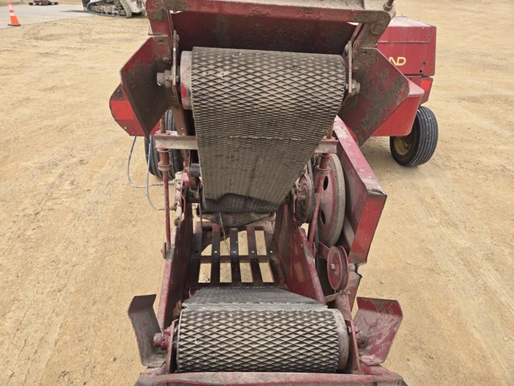 new-holland-320-image-14