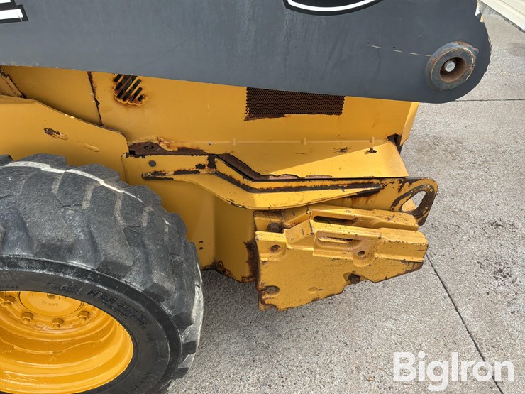 2014-deere-320e-image-15