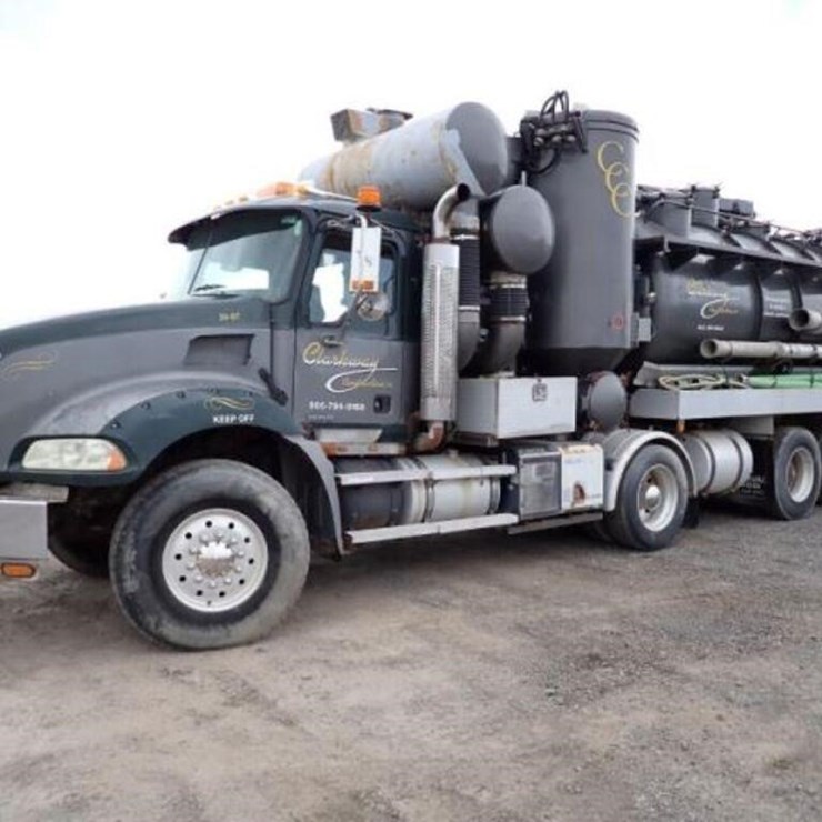INOPERABLE 2007 Supervac 2000 on 2007 Mack CT713 1
