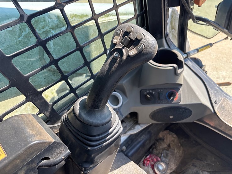 #2-•-2015-bobcat-loader-image-12