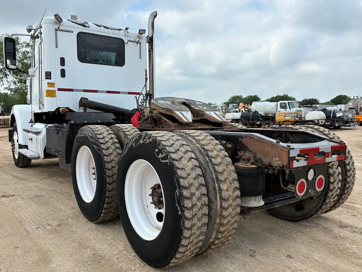 2015-freightliner-coronado-122-sd-image-6