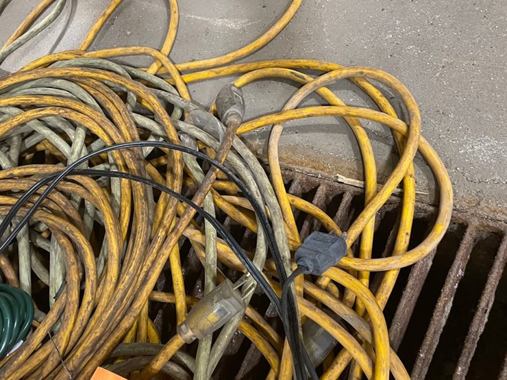 #4600-•-assortment-of-extension-cords-image-2
