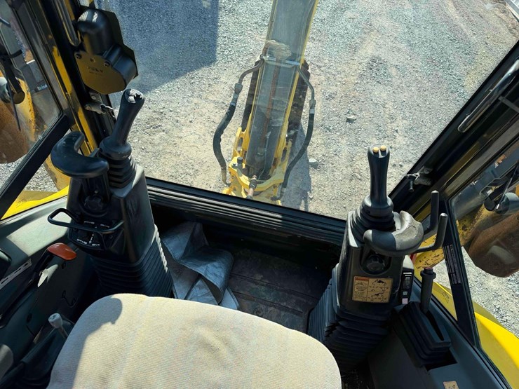 new-holland-b95lr-backhoe-image-22