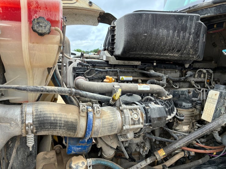 2016-freightliner-coronado-122-sd-image-13