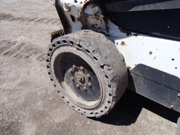 2014-bobcat-s590-image-25