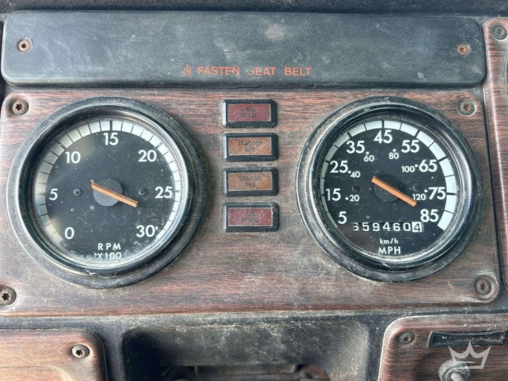 2000-freightliner-fld120-image-19