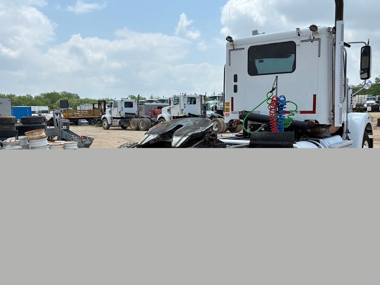2016-freightliner-coronado-122-sd-image-4